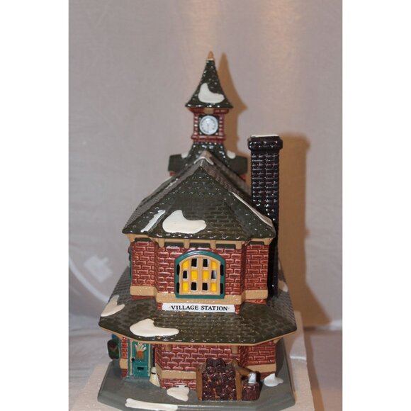 Dept 56 Snow Village - Village Station - Picture 7 of 9